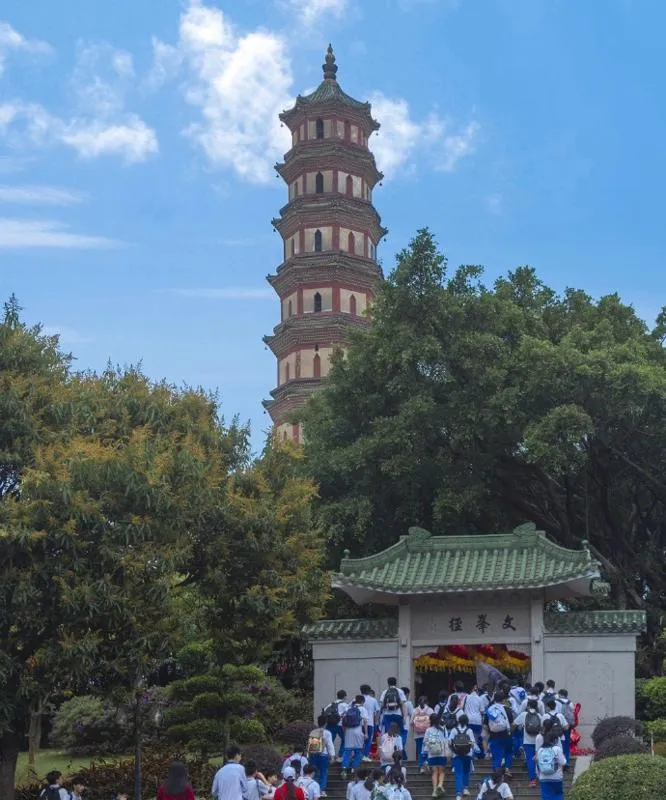 夜游广州珠江，在璀璨灯光下解开梦幻的城市秘密！